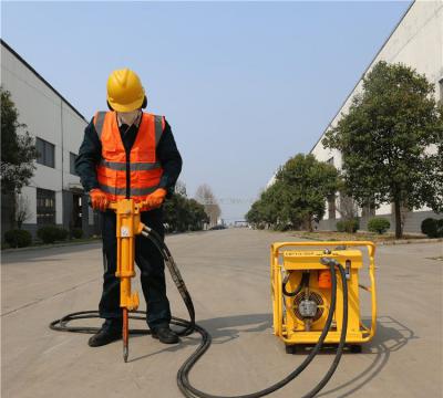 液壓動力站搭配液壓破碎鎬進行路面養(yǎng)護